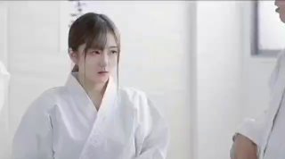 WWW.333RRR.COM校花下海群P沦为母狗性奴，一口吃三根鸡巴